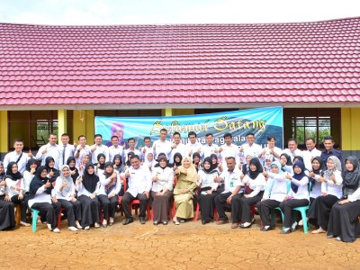 Foto Bersama Dewan Guru dan Staf Tata Usaha SMK Negeri 2 Pagar Alam 