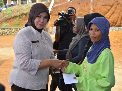 Penyerahan Secara Simbolis Kartu Indonesia Pintar Oleh Walikota Pagar alam 